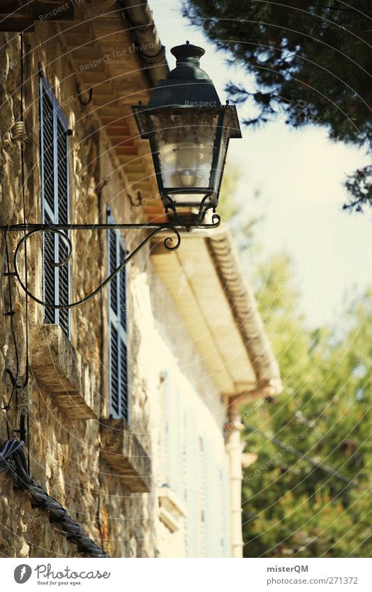Gassenromantik II Dorf Kleinstadt ästhetisch Spanien Lampe Lampenlicht Laterne Wand Süden Urlaubsstimmung Urlaubsort Mallorca Schattenspiel Farbfoto