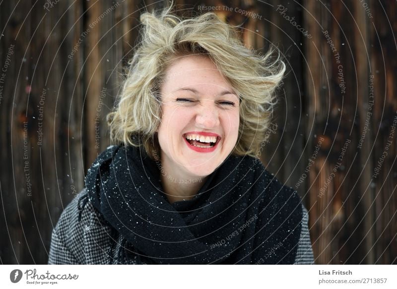 Herzliches Lachen, blond, kurzhaarig, windig, Schnee Gesundheit Frau Erwachsene 1 Mensch 18-30 Jahre Jugendliche Schal Locken lachen ästhetisch Fröhlichkeit