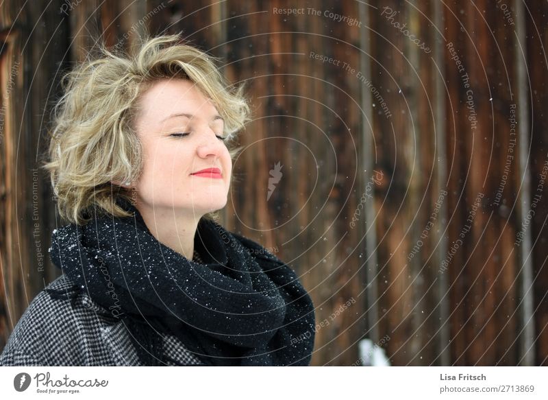 durchatmen, Schnee, blond, kurzhaarig Gesundheit Frau Erwachsene 1 Mensch 18-30 Jahre Jugendliche Natur Winter Schneefall Schal Locken Holz Erholung genießen