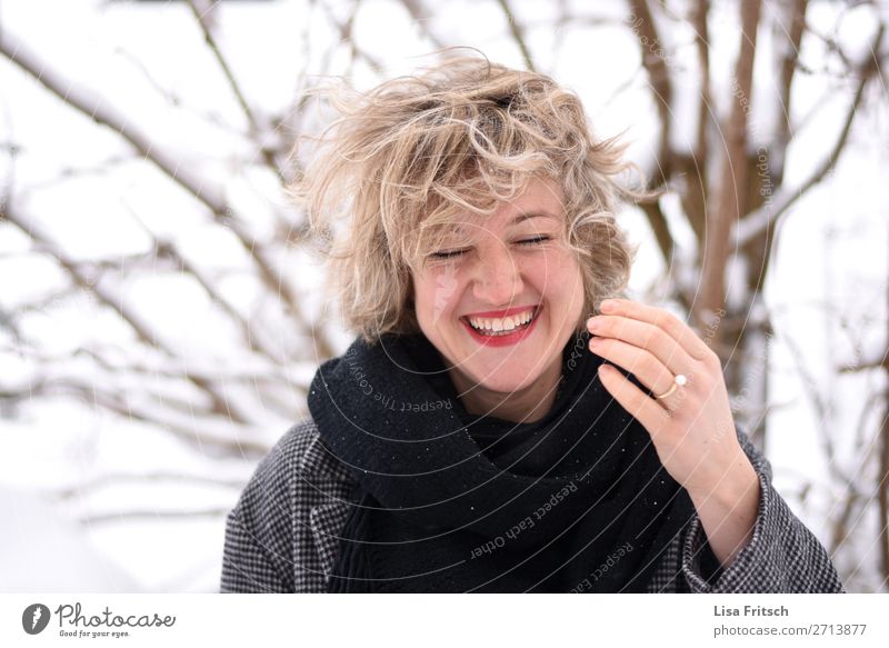 blond, kurzhaarig, lachen, Wind, Haare zersaust Lifestyle Stil schön Haare & Frisuren Frau Erwachsene 1 Mensch 18-30 Jahre Jugendliche Natur Schnee Baum Ring