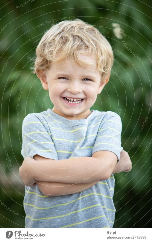 Glückliches Kind mit blauem T-Shirt Freude schön Sommer Sonne Garten Mensch Baby Kleinkind Junge Familie & Verwandtschaft Kindheit Natur Gras Park blond Lächeln
