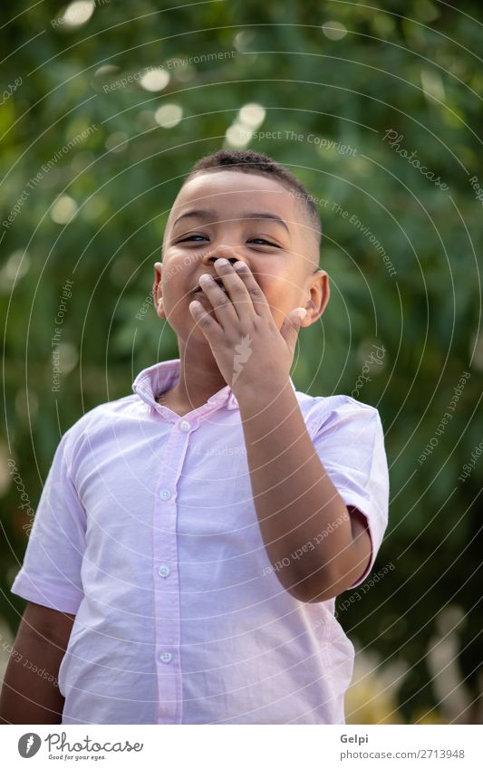 Überraschtes kolumbianisches Kind in einem Park Freude Glück schön Mensch Baby Junge Mann Erwachsene Kindheit Natur Lächeln lachen lustig niedlich Gefühle
