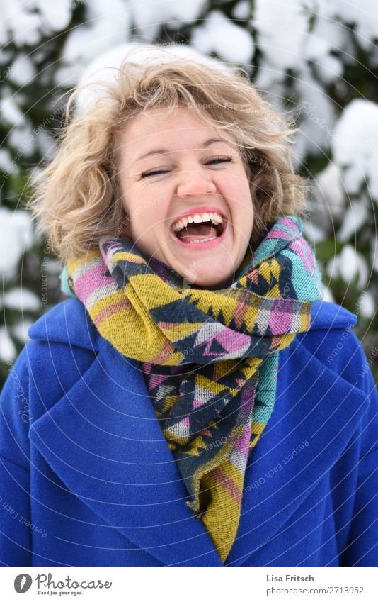welch Freude... lachen blond bunt Lifestyle schön Ferien & Urlaub & Reisen Winter Schnee Frau Erwachsene 1 Mensch 18-30 Jahre Jugendliche Mantel Schal