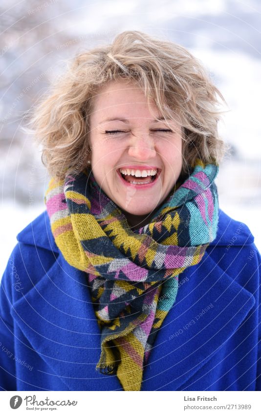 VOLLER FREUDE UND FARBE Stil schön Gesundheit Tourismus Frau Erwachsene 1 Mensch 18-30 Jahre Jugendliche Mantel Schal blond kurzhaarig Locken genießen lachen