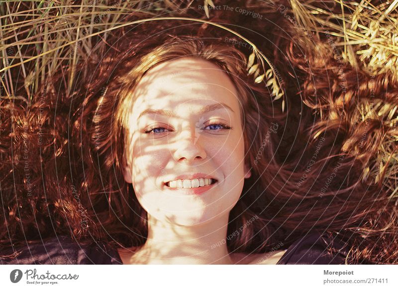 Lächeln Junge Frau Jugendliche Erwachsene Kopf Haare & Frisuren Gesicht Auge Lippen 1 Mensch 18-30 Jahre Natur Gras Nutzpflanze rothaarig langhaarig liegen
