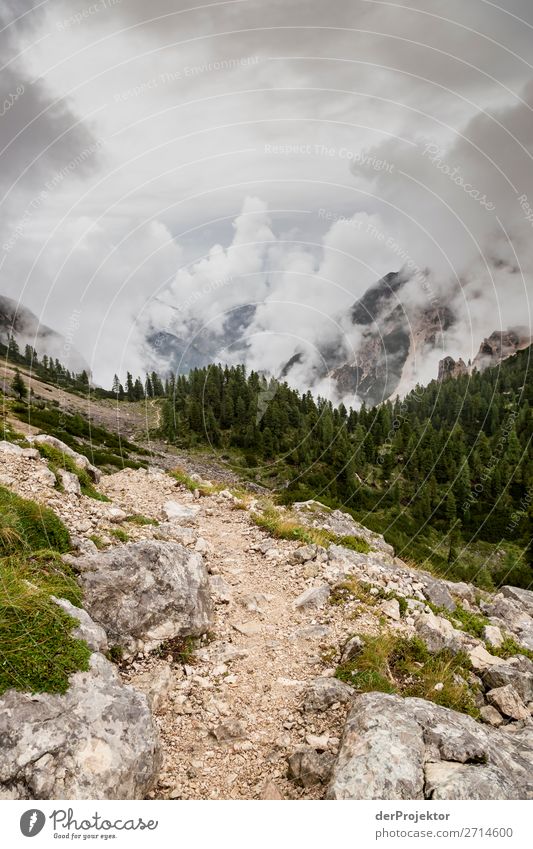 Berge mit Wolken und Weg im Gebirge in Südtirol VI Bergspitze Bergsteigen weiß blau Freiheit Wolkenformation Berge u. Gebirge wandern Menschenleer Natur Alpen