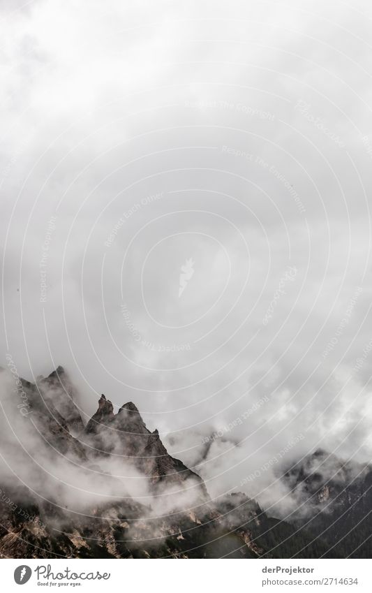 Bergspitze mit Wolken im Gebirge in Südtirol IV Bergsteigen weiß blau Freiheit Wolkenformation Berge u. Gebirge wandern Menschenleer Natur Alpen Außenaufnahme