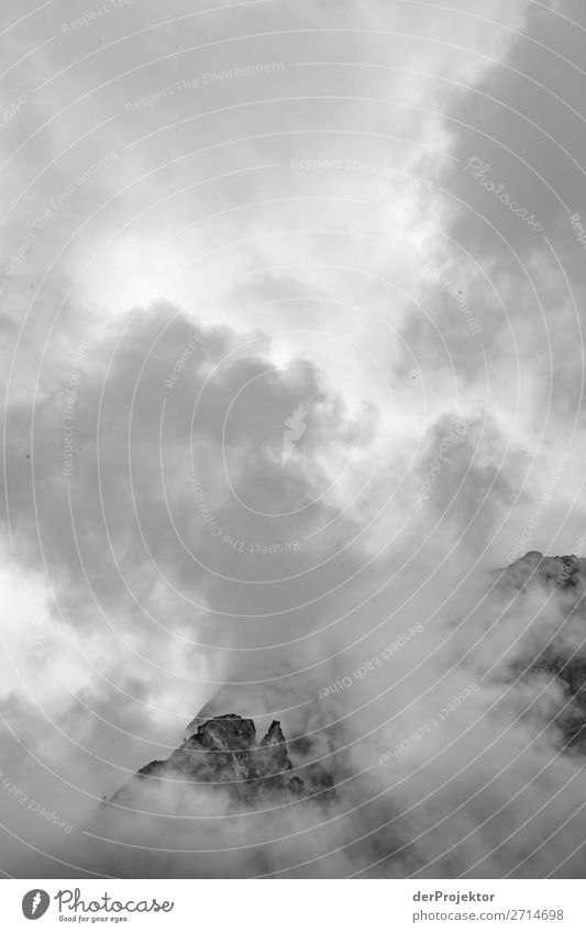 Bergspitze mit Wolken im Gebirge in Südtirol I Bergsteigen weiß blau Freiheit Wolkenformation Berge u. Gebirge wandern Menschenleer Natur Alpen Außenaufnahme