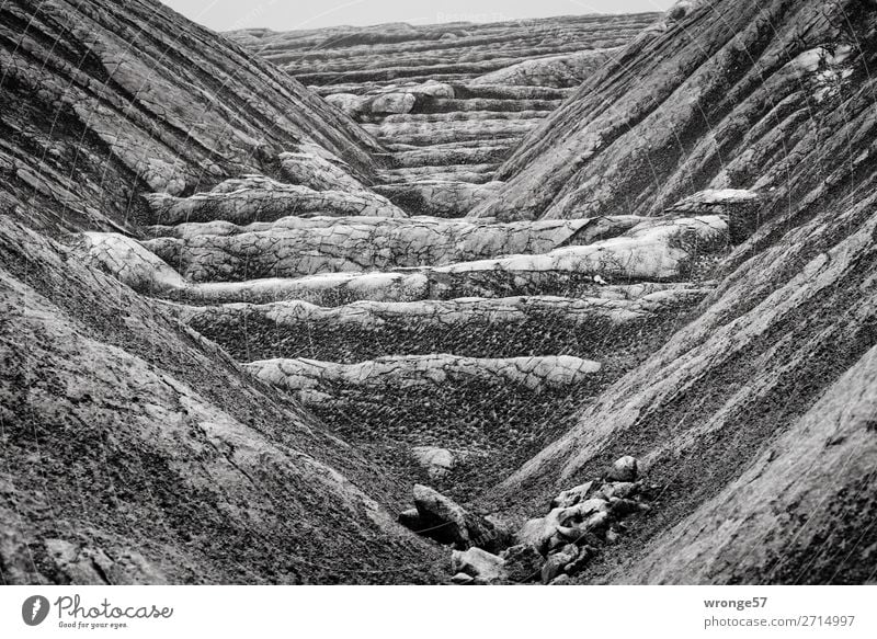 Bergbaulandschaft I Industrie Umwelt Hügel alt dreckig dunkel fest groß nah grau schwarz Halde Abraumhalde Abraumhalden Salz Schwarzweißfoto Querformat