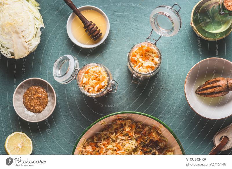 Kohlsalat in Gläser mit Zutaten Lebensmittel Gemüse Salat Salatbeilage Ernährung Mittagessen Bioprodukte Vegetarische Ernährung Diät Schalen & Schüsseln Glas