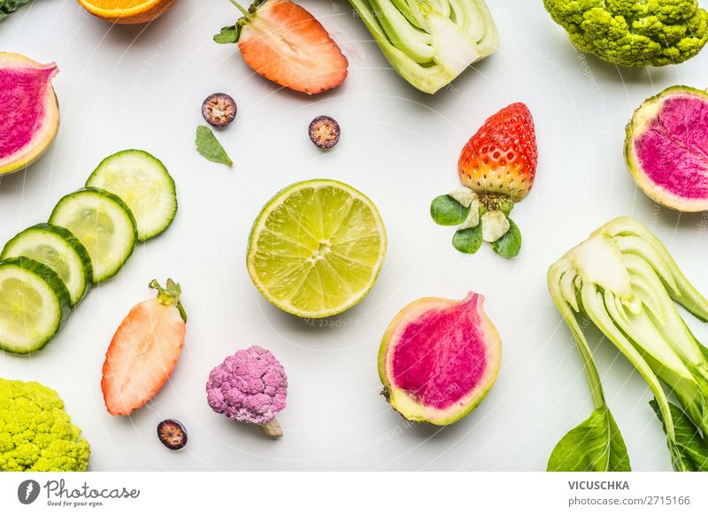 Buntes Sommer Obst und Gemüse auf weiß Lebensmittel Salat Salatbeilage Frucht Ernährung Bioprodukte Vegetarische Ernährung Diät kaufen Design Gesundheit