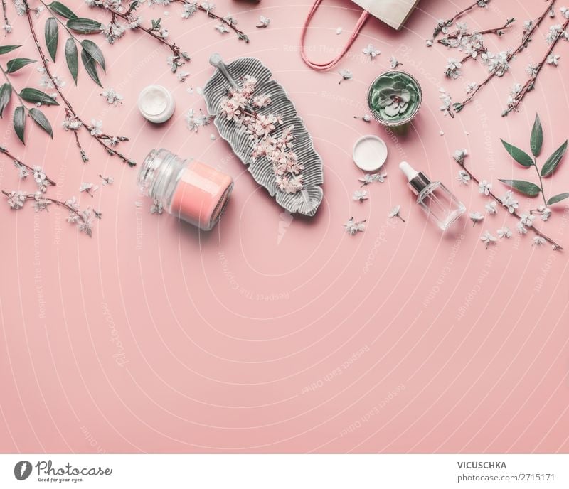 Gesichts Anti-Aging Kosmetik auf pastell rosa Hintergrund Stil Design schön Körperpflege Creme Gesundheit Behandlung Schreibtisch feminin Blume Mode