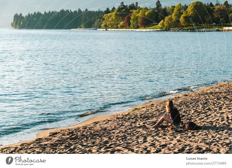 Mädchen am English Bay Beach in Vancouver, BC, Kanada Sommer Strand Meer Frau Erwachsene Umwelt Natur Sand Baum Blume Blatt Blüte Park Küste Stadtzentrum blond