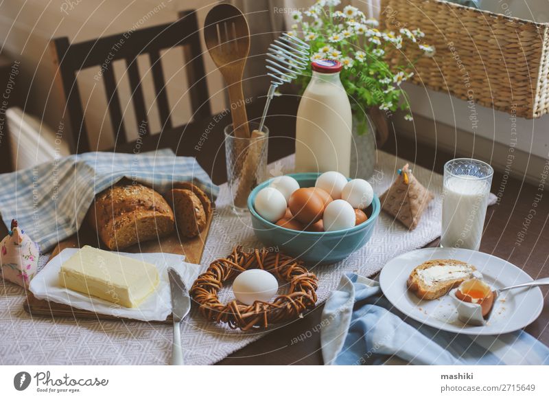 Land-Frühstück auf rustikaler Hausküche mit Bauerneiern Brot Teller Dekoration & Verzierung Tisch Küche Ostern frisch natürlich grün Tradition Lebensmittel Ei