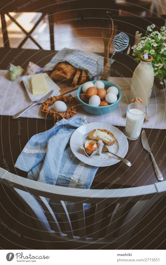 Land-Frühstück auf rustikaler Hausküche mit Bauerneiern Brot Teller Dekoration & Verzierung Tisch Küche Ostern Landschaft Holz frisch natürlich braun grün