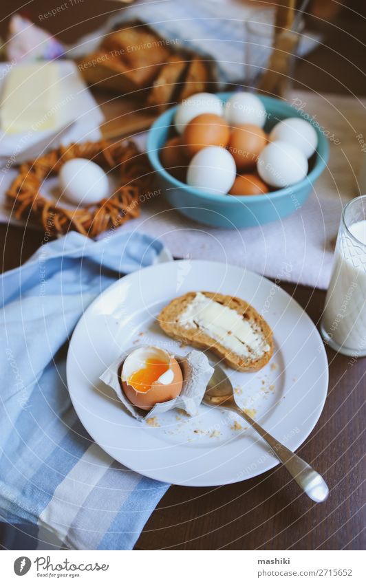 Land-Frühstück auf rustikaler Hausküche mit Bauerneiern Brot Teller Dekoration & Verzierung Tisch Küche Ostern Landschaft Holz frisch natürlich braun grün