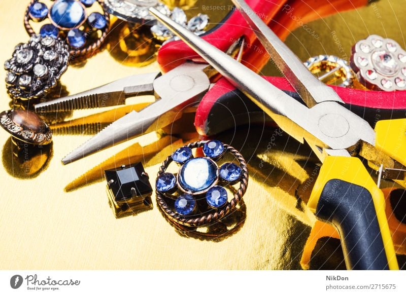 Werkzeuge und Zubehör für die Schmuckherstellung Juwel Diamant Reichtum glänzend Herstellung handgefertigt Brosche Frauen Kostbarkeit gold Mode Werkstatt Job