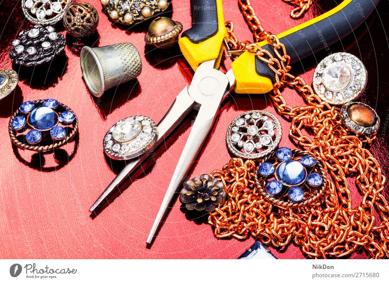 Werkzeuge und Zubehör für die Schmuckherstellung Kostbarkeit Juwel Diamant Reichtum Zange Herstellung handgefertigt Mode Werkstatt Job Designer reich Stein