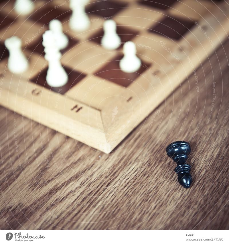 Verlaufen und gestürzt Freizeit & Hobby Spielen Brettspiel Schach Holz Denken liegen braun schwarz weiß Konzentration Schachfigur Schachbrett Holzbrett