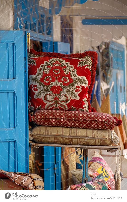 Kissen auf orientalischem Markt in Marrakesch, Marokko, Afrika. Lifestyle kaufen Ferien & Urlaub & Reisen Tourismus Sightseeing Häusliches Leben Wohnung