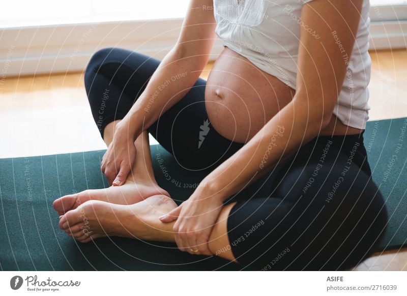 Schwangere Frau beim Training zu Hause auf einer grünen Matte Glück Körper Erholung Sport Yoga Baby Erwachsene Eltern Mutter Fitness schwanger Zukunft