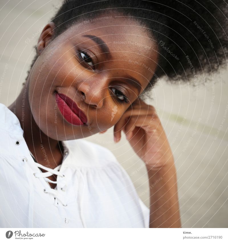 Arabella Lippenstift feminin Frau Erwachsene 1 Mensch Hemd schwarzhaarig langhaarig Locken Afro-Look beobachten Denken festhalten Lächeln Blick warten