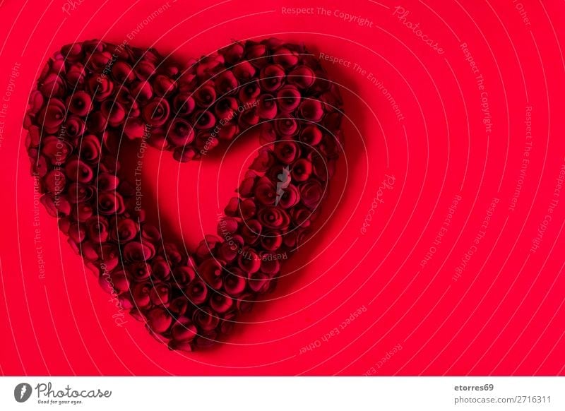 Herz aus roten Rosen auf rotem Hintergrund zum Valentinstag. Liebe Muttertag Blume Symbole & Metaphern Feste & Feiern Ferien & Urlaub & Reisen Feiertag Februar