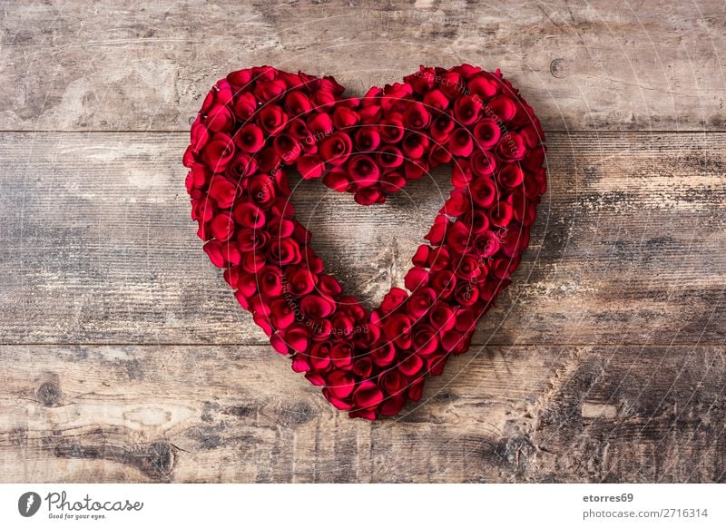 Herz aus roten Rosen auf Holztisch zum Valentinstag. Liebe Muttertag Blume Symbole & Metaphern Feste & Feiern Ferien & Urlaub & Reisen Feiertag Februar