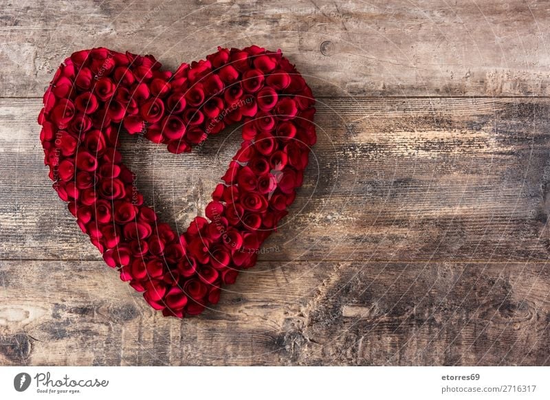 Herz aus roten Rosen auf Holztisch zum Valentinstag. Liebe Muttertag Blume Symbole & Metaphern Feste & Feiern Ferien & Urlaub & Reisen Feiertag Februar