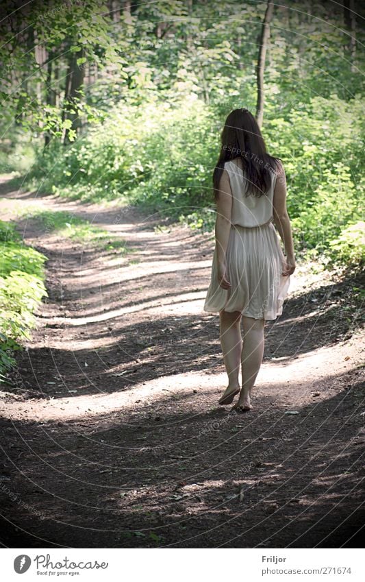 Walking Sommerurlaub Mensch feminin Junge Frau Jugendliche 1 18-30 Jahre Erwachsene Wald Kleid brünett langhaarig laufen Glück Fernweh Farbfoto Außenaufnahme