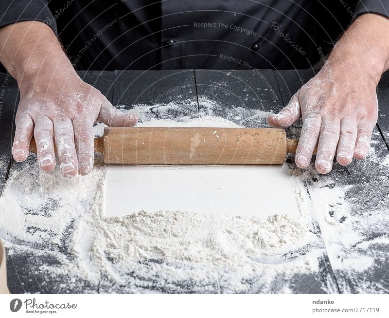 Holznudelholz in männlichen Händen Teigwaren Backwaren Brot Tisch Küche Beruf Koch Mensch Mann Erwachsene Hand machen frisch schwarz weiß Bäcker Bäckerei