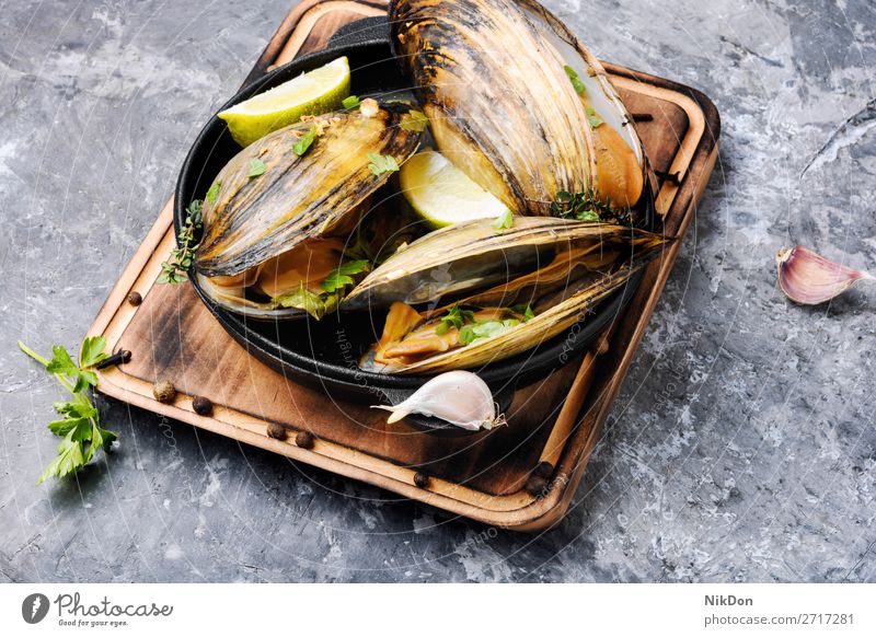 Köstliche Muscheln mit Meeresfrüchten Miesmuschel Lebensmittel Speise Feinschmecker gekocht Krebstier MEER Petersilie frisch Küche Panzer Zitrone Weichtier
