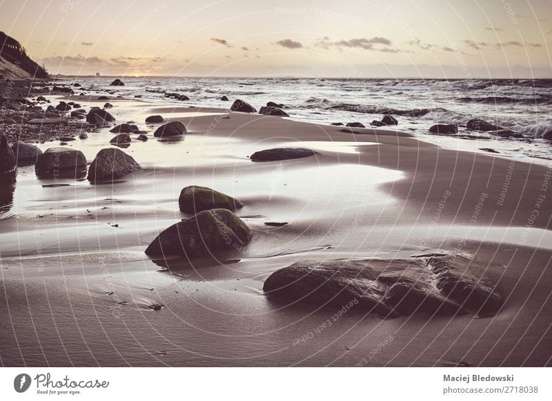Schöner Strand mit einem Stein bei Sonnenuntergang. Erholung ruhig Meditation Ferien & Urlaub & Reisen Sommerurlaub Meer Insel Wellen Natur Landschaft Sand