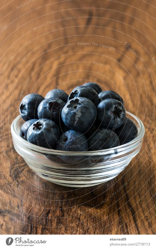 Heidelbeeren in Schale auf einem rustikalen Holztisch Blaubeeren Frucht Frühstück Speise Tisch Dessert Diät Snack Feinschmecker geschmackvoll Essen zubereiten