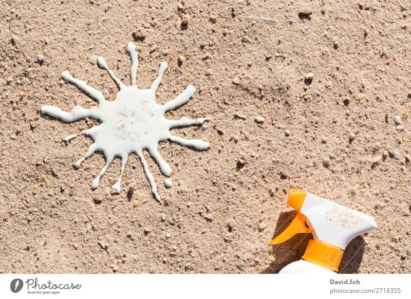 Sonnencreme-Sprühflasche und Sonne aus Sonnenmilch im Sand Creme Gesundheit Sommerurlaub Sonnenbad Strand Schönes Wetter gelb weiß Schutz Vorsorge Wetterschutz