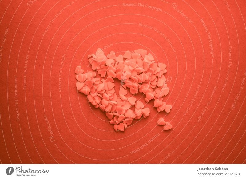 zerbrochenes Herz zum Valentinstag Verabredung Vogelperspektive Farbe des Jahres Farbtrends Freude Frühlingsgefühle Gefühle Hintergrundbild Korallen Liebe