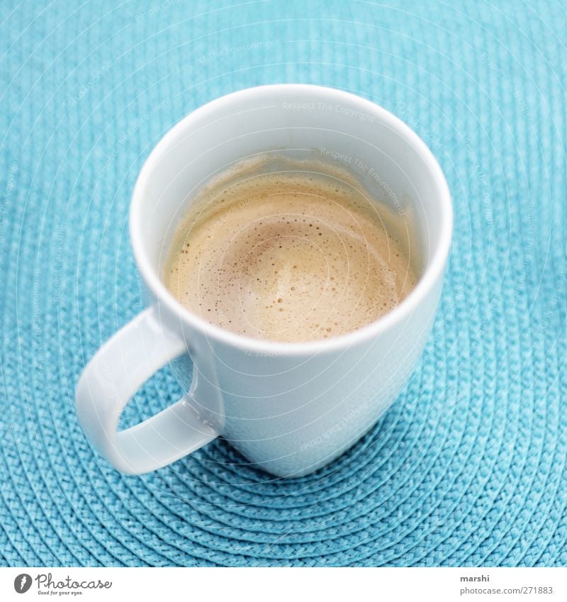Käffsche?! Lebensmittel Ernährung Getränk trinken Heißgetränk Kaffee Latte Macchiato Espresso blau durstig Kaffeetasse Tasse türkis geschmackvoll wach Farbfoto