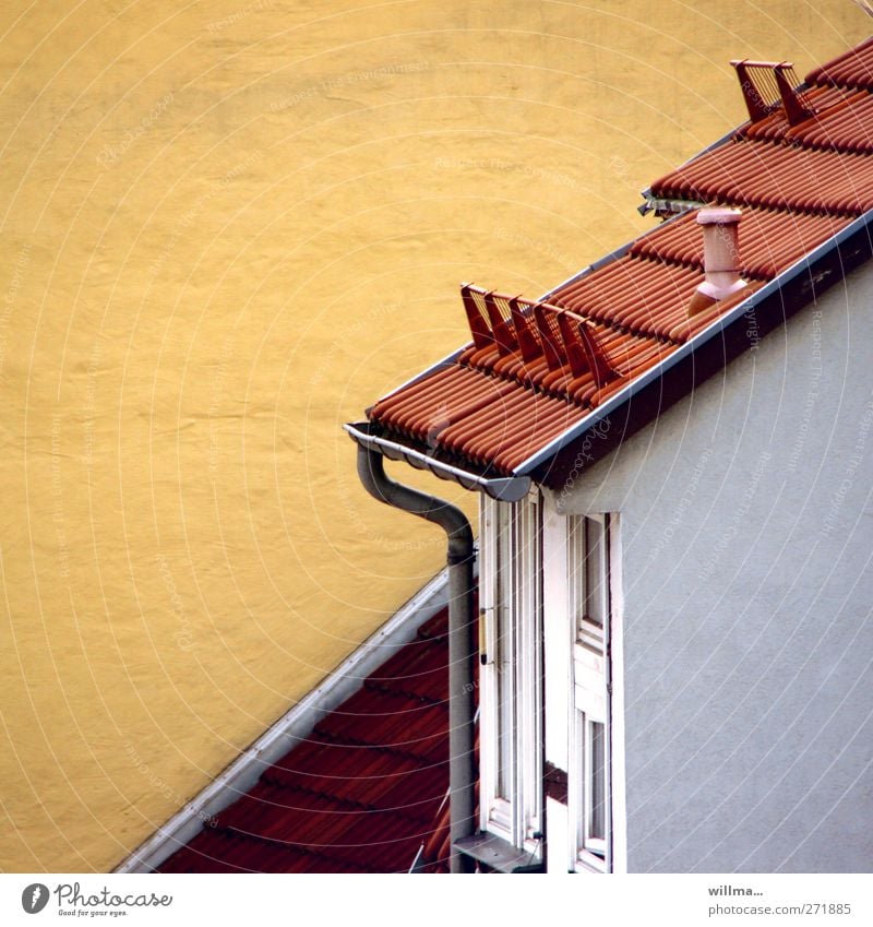 Dachschräge Haus Einfamilienhaus Gebäude Wand Dachrinne Ziegeldach Dachziegel gelb rot diagonal Neigung Textfreiraum links Textfreiraum oben Regenrinne