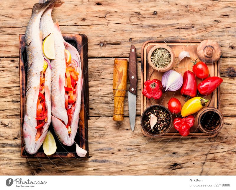 Frischer, ungekochter Fisch Lebensmittel gefüllter Fisch ganzer Fisch Meeresfrüchte frisch Gesundheit Bestandteil Zitrone MEER Küche Pelengas Vorbereitung Tisch