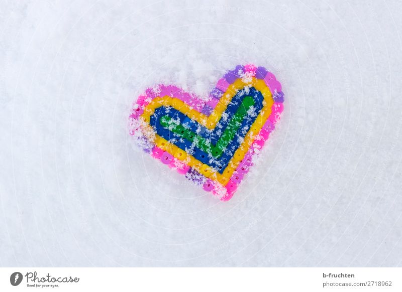 Herz im Schnee Winter Spielzeug Liebe liegen lustig mehrfarbig weiß Sympathie Verliebtheit bügelperlen Schneeflocke Eis kalt herzförmig Strukturen & Formen