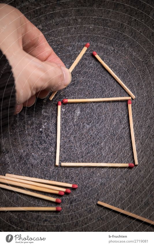 Haus aus Streichhölzern bauen Traumhaus Hausbau Hand Finger Einfamilienhaus Holz Zeichen Arbeit & Erwerbstätigkeit wählen gebrauchen festhalten Streichholz