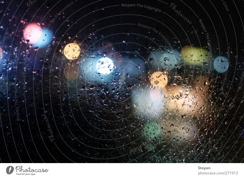 nasses Fenster mit Tropfen und Licht Kunst Kunstwerk Umwelt Urelemente Wasser Wassertropfen Nachthimmel Frühling Sommer Herbst schlechtes Wetter Unwetter Regen