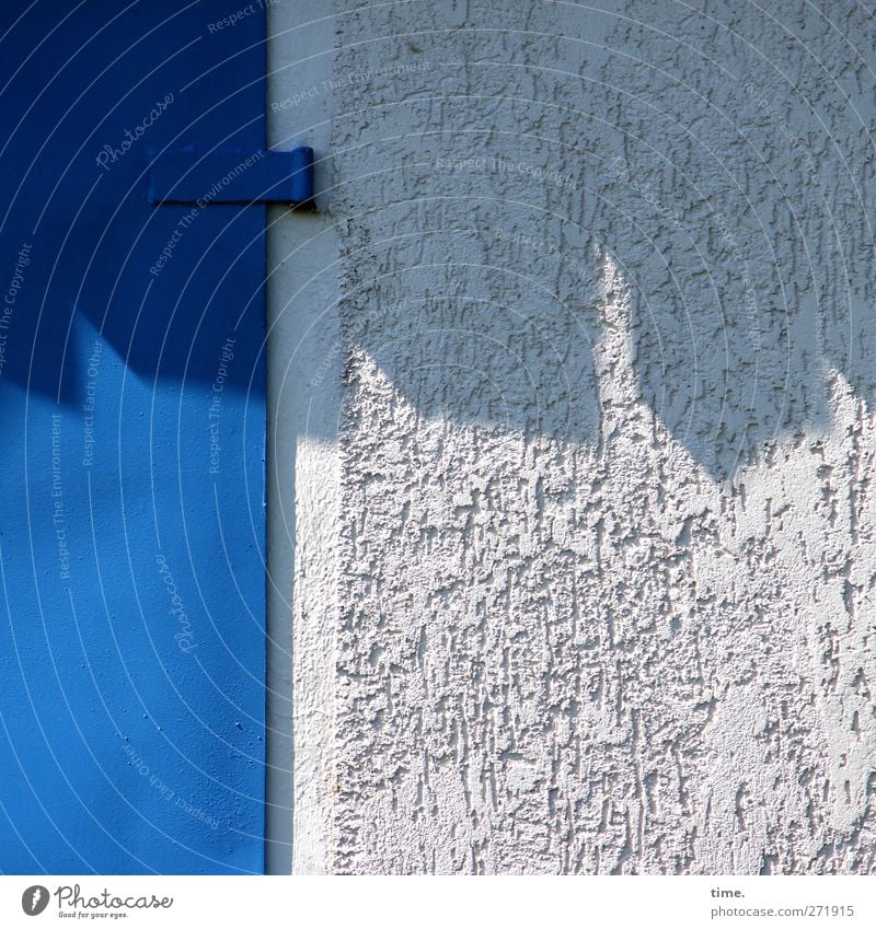 Hiddensee | Halbschatten mit Schnalle Haus Mauer Wand Fassade Tür Scharnier Putz Stein Metall Design Kontrolle Ordnung Versicherung blau grau Farbfoto