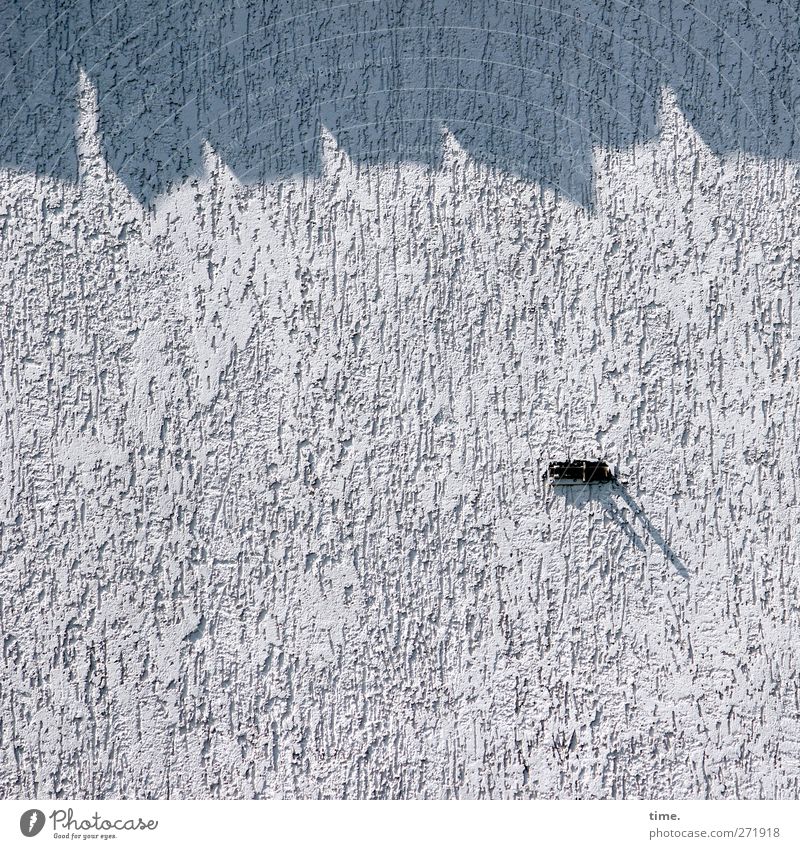 Hiddensee | Viertelschatten mit Dingsbums Haus Mauer Wand Fassade Halterung Kontrolle Ordnung Farbfoto Detailaufnahme Muster Strukturen & Formen Menschenleer
