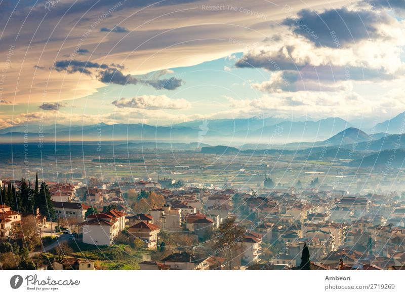 Griechisches Stadtabendpanorama mit Häusern mit rotem Dach, Tal und Berge im Hintergrund, Kalambaka, Thessalien, Griechenland Kalabaka Herbst schön Gebäude