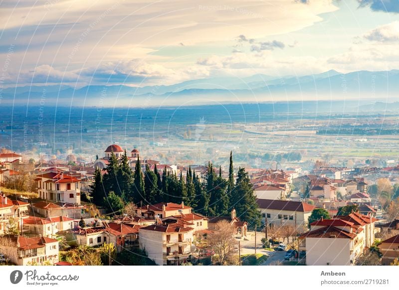 Griechisches Stadtabendpanorama mit Häusern mit rotem Dach, Tal und Berge im Hintergrund, Kalambaka, Thessalien, Griechenland Kalabaka Herbst schön Gebäude