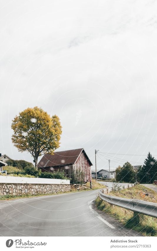 Schmale Straße im Dorf Wege & Pfade Ausflug Autobahn Natur schmal Landschaft Herbst Himmel Aussicht ruhig friedlich Wohnsiedlung Haus Idylle wunderbar