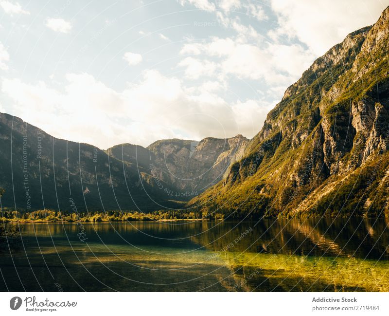 Atemberaubender Blick auf den See in den Bergen Berge u. Gebirge Sonnenlicht Landschaft Reflexion & Spiegelung ruhig Wasser Panorama (Bildformat) natürlich