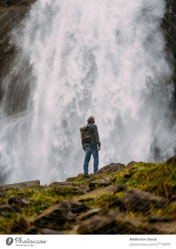 Mann auf dem Hintergrund des Wasserfalls Tourist Ferien & Urlaub & Reisen Natur Abenteuer grün natürlich Ausflugsziel Trekking Landschaft Kaskade kampfstark Wut