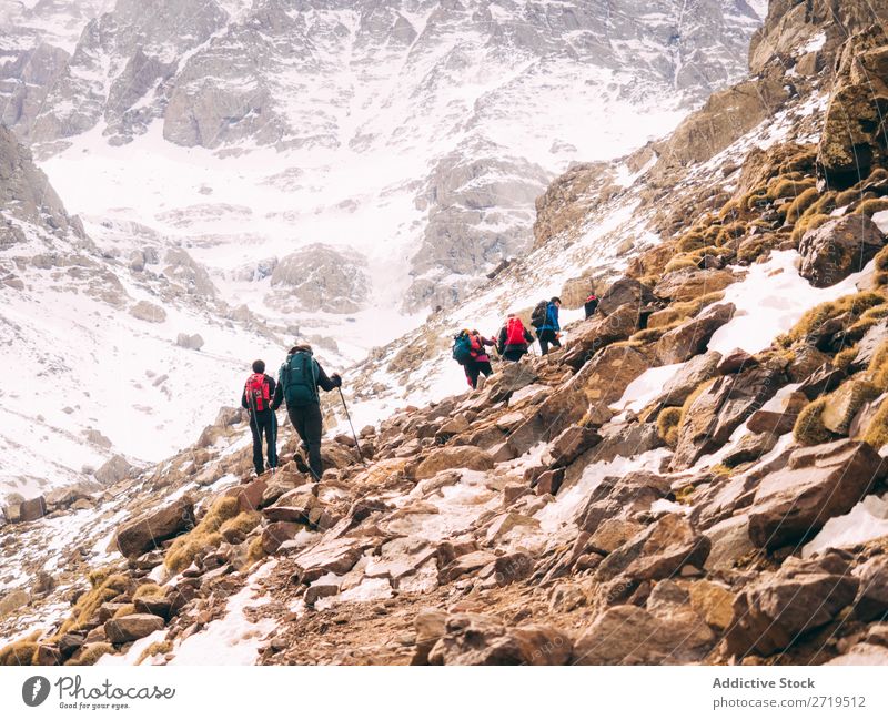 Touristische Wanderungen in den Bergen Mensch Berge u. Gebirge Wege & Pfade Trekking Tourismus Winter Landschaft Felsen wandern Schnee laufen Natur